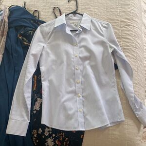 Banana Republic non-iron Fitted blue pinstripe buttondown shirt size 2